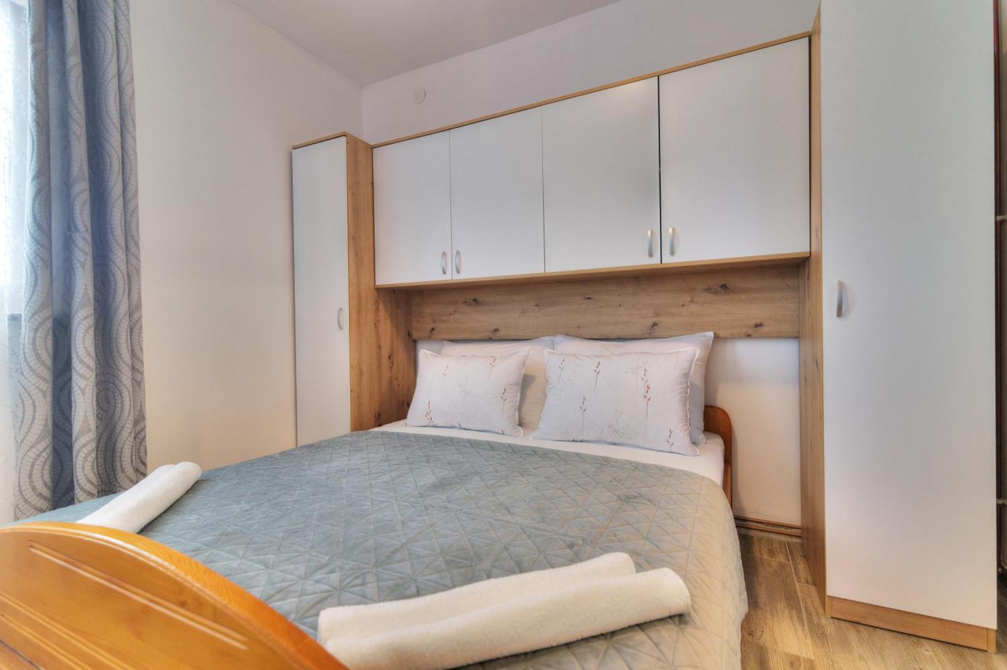 Ivan Apartman セニ エクステリア 写真